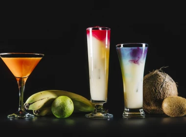 美味的鸡尾酒，椰子，香蕉，酸橙，猕猴桃，黑色背景 1920x1200