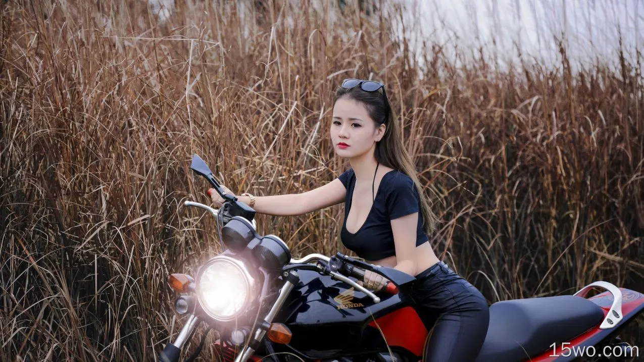 骑摩托车的小姐姐 机车美女 哈雷戴维森 5K Ultra HD 壁纸 5120x2880