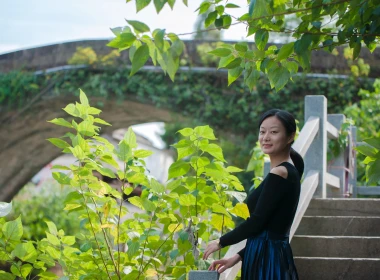 中国女孩，微笑，回头看，桥，叶子，公园 2560x1600