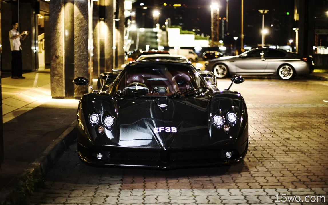 帕加尼Zonda F黑色超级跑车的前视图，城市，街道，夜晚