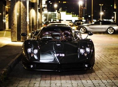 帕加尼Zonda F黑色超级跑车的前视图，城市，街道，夜晚 1920x1200