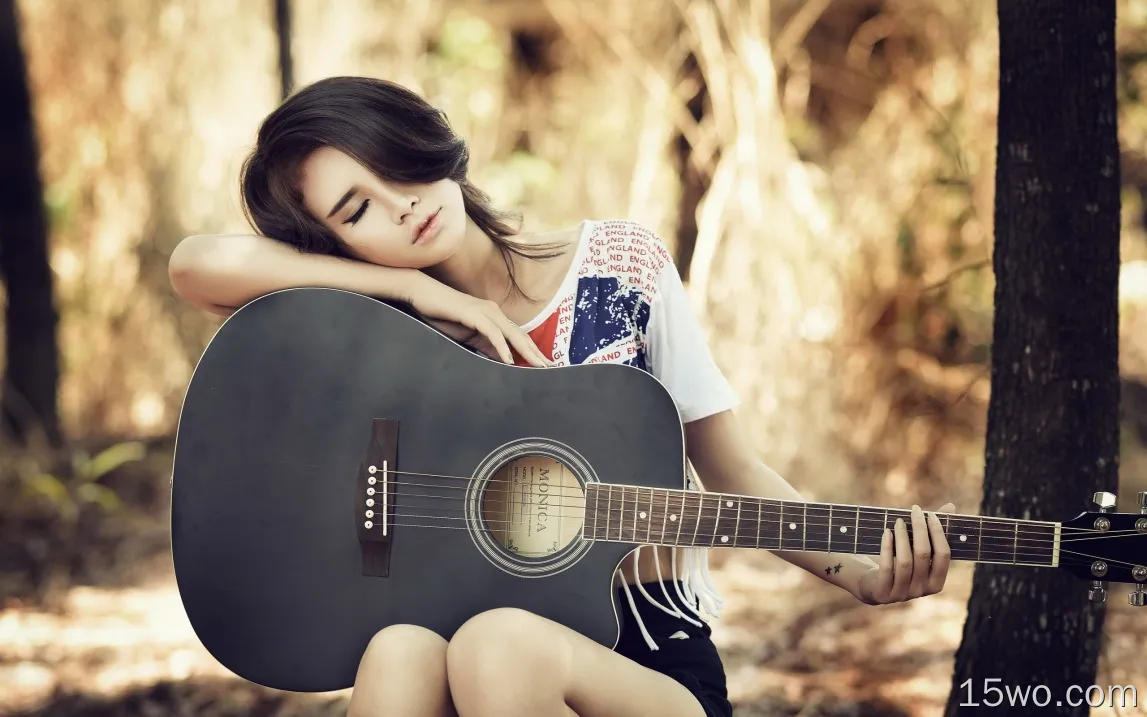 亚洲吉他的女孩正在休息