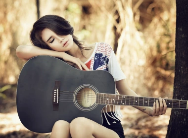 亚洲吉他的女孩正在休息 2560x1600