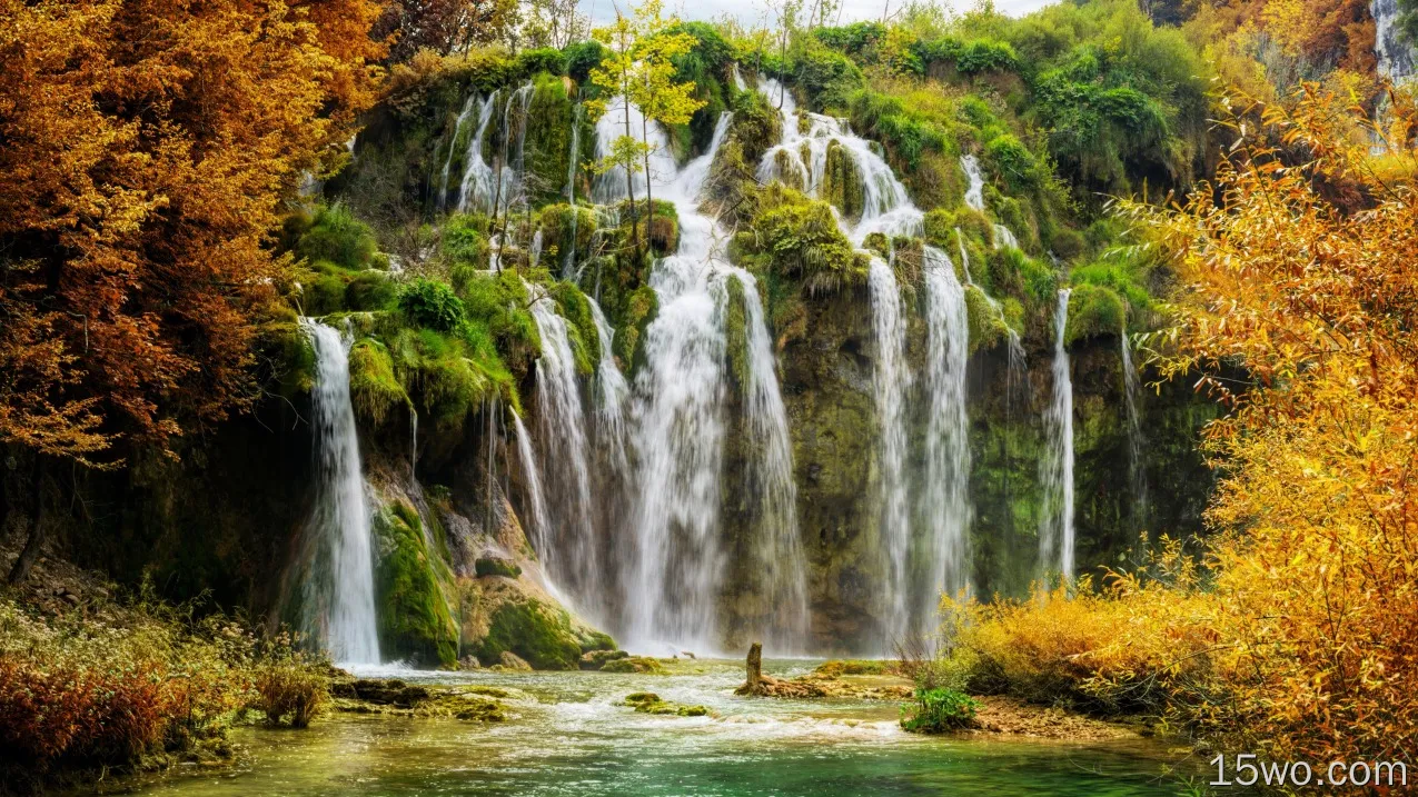 克罗地亚十六湖国家公园，瀑布，树木，秋天