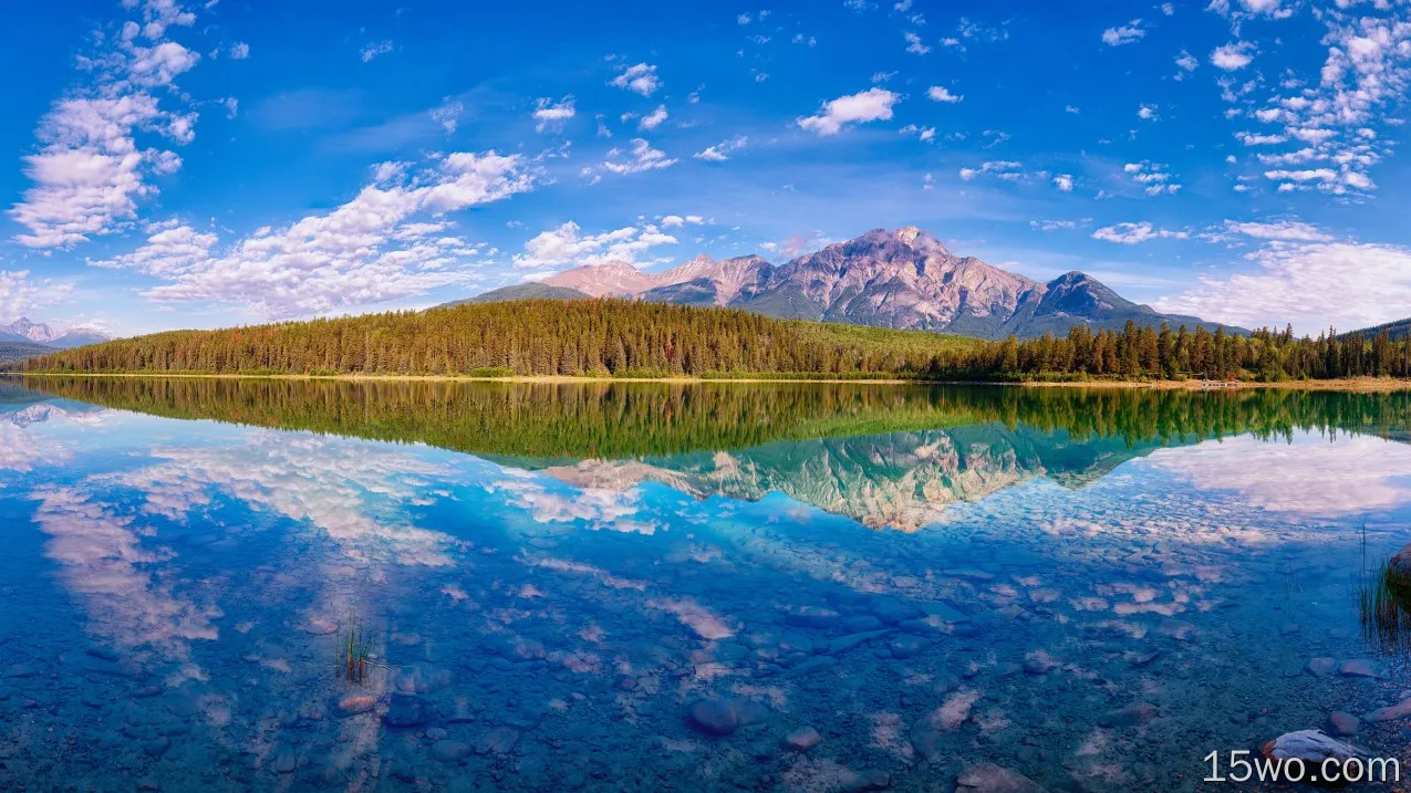 美丽的自然景观，湖，山，树，水中的倒影，加拿大