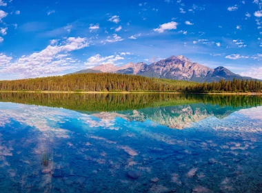 美丽的自然景观，湖，山，树，水中的倒影，加拿大 5120x2880