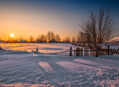 冬季，栅栏，树木，房子，日落，雪景 2560x1440