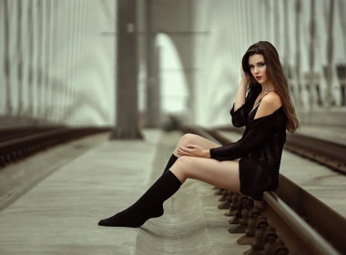 黑色礼服的女孩坐在桥上，铁路 1920x1200