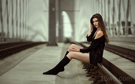 黑色礼服的女孩坐在桥上，铁路 1920x1200
