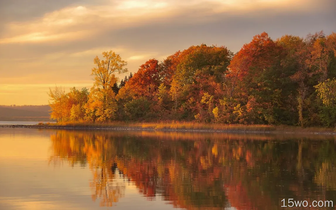 秋天的黄昏，森林，湖泊，水中的倒影