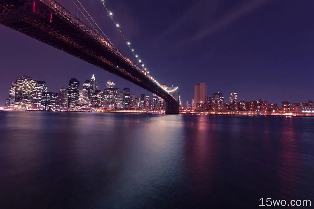 美国纽约，布鲁克林大桥，夜晚，城市景观，摩天大楼，倒影，水