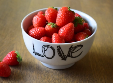 草莓，碗，水果，爱 3840x2160