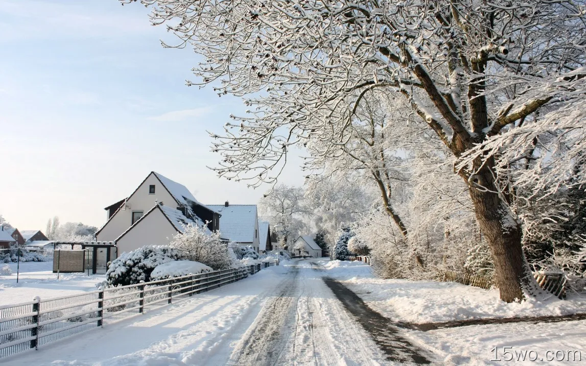 村庄小镇雪景，厚厚的积雪，公路，房子，树木