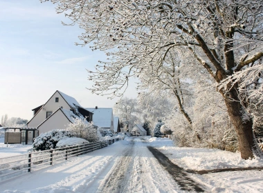 村庄小镇雪景，厚厚的积雪，公路，房子，树木 1920x1200