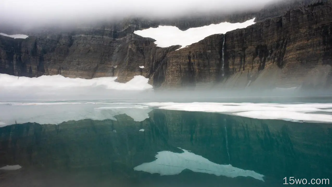 冰川国家公园格林内尔湖平静的蓝色倒影4k