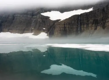 冰川国家公园格林内尔湖平静的蓝色倒影4k 6016x3384