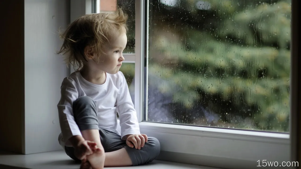 小女孩坐在窗台上，雨