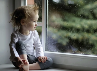 小女孩坐在窗台上，雨 3840x2160