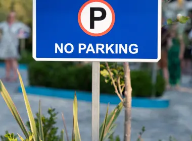 禁止停车标志、人群 4480x6720