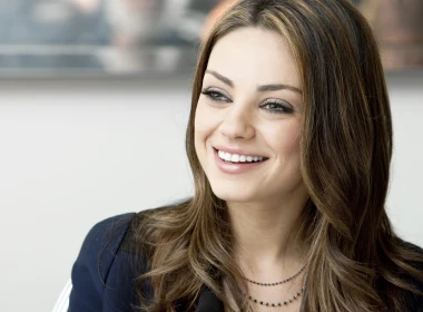 Mila Kunis可爱的微笑壁纸 3840x2400