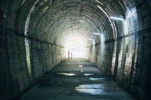 日本鹿儿岛沙塔角，隧道，光，人，反射  3264x4896
