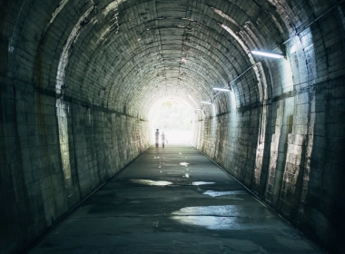 日本鹿儿岛沙塔角，隧道，光，人，反射 3264x4896