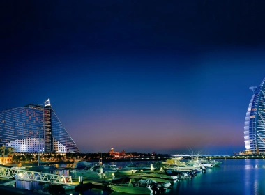 人造 Burj Al Arab 建筑 迪拜 阿拉伯联合酋长国 港口 城市 夜晚 船 高清壁纸 3840x2160