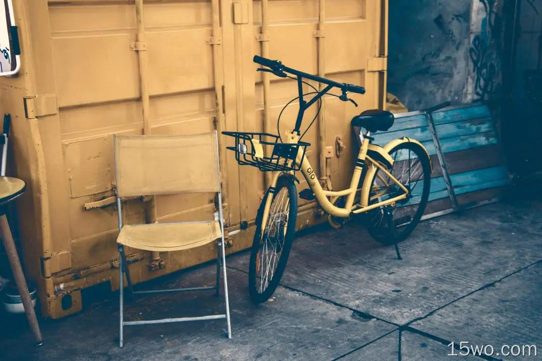 自行车、椅子、黄色门