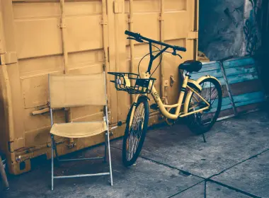 自行车、椅子、黄色门 5472x3648