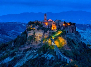 人造 村庄 城堡 夜晚 意大利 Bagnoregio 蓝色 山 岩石 高清壁纸 3840x2160