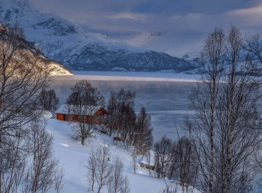 湖，房子，山，雪，冬天，风景 2560x1600