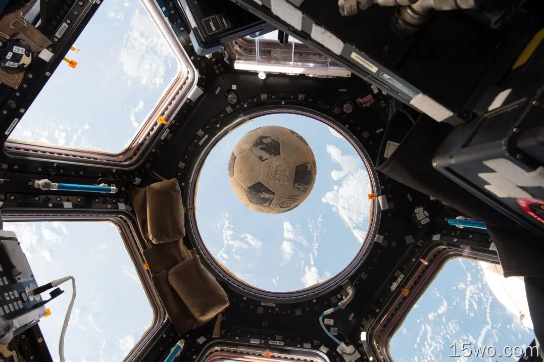 太空空间站中漂浮的足球