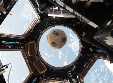 太空空间站中漂浮的足球 4928x3280