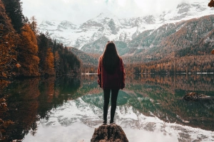 孤独的女人，湖，风景，秋天，山，雪，冬天  3264x4896