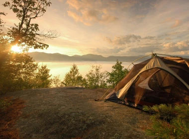 旅行，帐篷，河流，树木，早晨，太阳光线 2560x1600