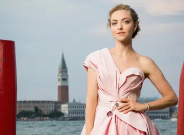 名人 阿曼达·塞弗里德 女演员 美国 Actress American Pink Dress Depth Of Field Blonde 高清壁纸 2560x1440