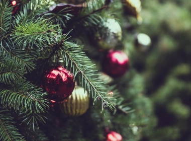 圣诞树，装饰品，特写，模糊 2560x1440