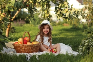 摄影 儿童 Basket 女孩 苹果 Smile Hat Little Girl 高清壁纸  2560x1707