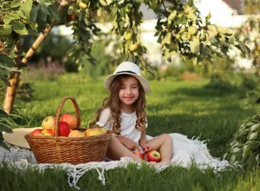 摄影 儿童 Basket 女孩 苹果 Smile Hat Little Girl 高清壁纸 2560x1707