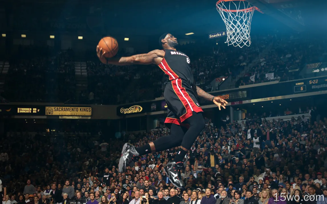 NBA巨星詹姆斯灌篮瞬间抓拍的电脑壁纸图片
