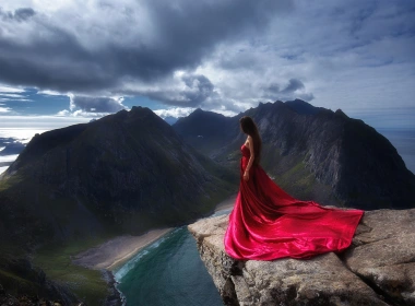 女孩穿着红色的衣服站在悬崖边的壁纸上 2048x1298