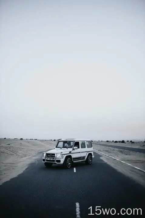 梅赛德斯suv，白色，沙漠，公路