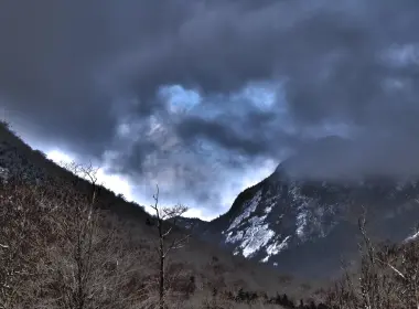 自然 山 Shrouded Low Clouds 冬季 高清壁纸 2560x1600