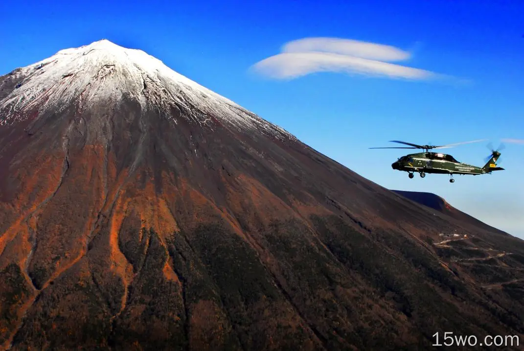 军事 SH-60舰载直升机 军用直升机 富士山 日本 高清壁纸