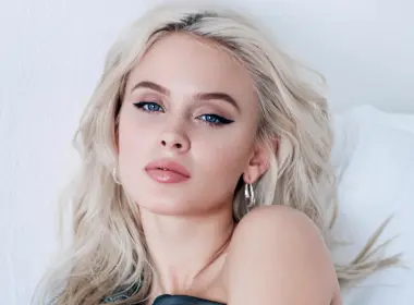 音乐 Zara Larsson 歌手 瑞典 Swedish Singer Blue Eyes Lipstick Close-Up 面容 高清壁纸 4640x2610
