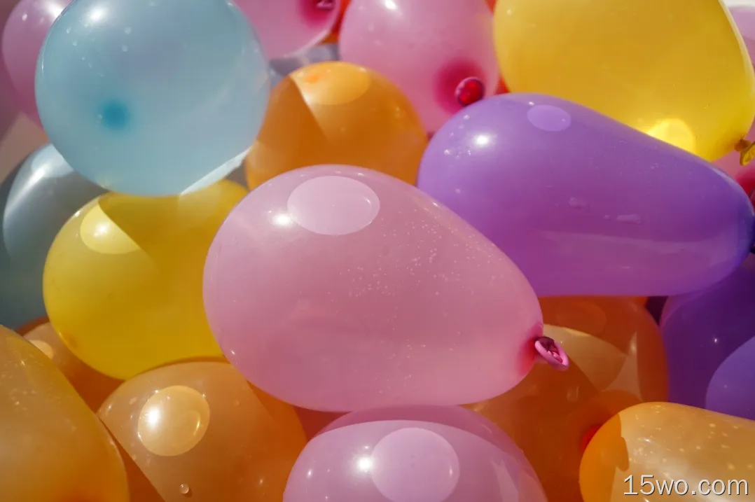 五颜六色的气球，装满了水