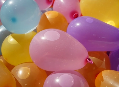 五颜六色的气球，装满了水 3872x2576