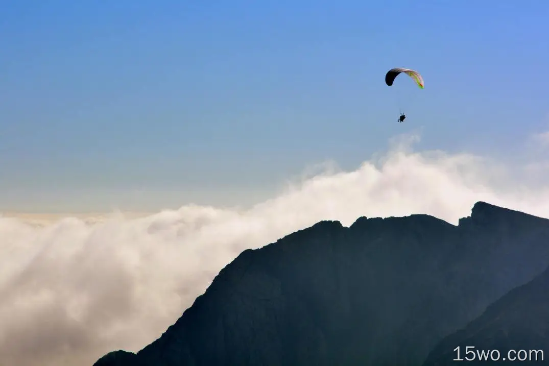 滑翔伞，越过云层、高山、天空