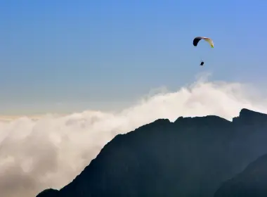 滑翔伞，越过云层、高山、天空 4009x2674