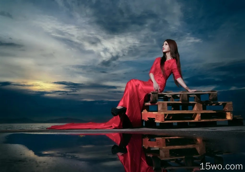亚洲模特，红色连衣裙，坐着，乌云密布，移开视线，棕色头发